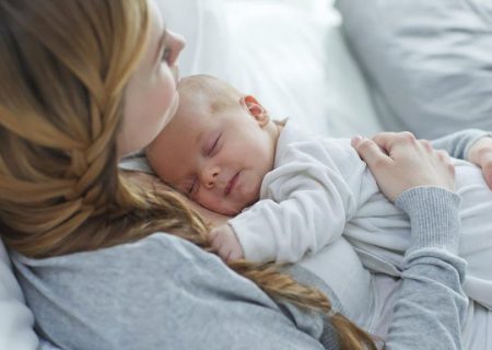مادران کووید مثبت، نوزادشان را با شیر خود تغذیه نمایند
