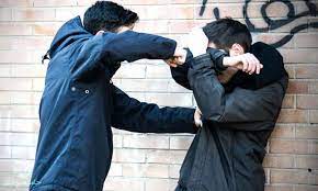 علت رفتار خشونت‌آمیز در نوجوانان چیست؟