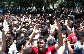 چرا با هر نسیمی توفان می‌شود؟
