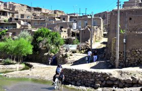 کمبود امکانات اولیه و وضعیت نامطلوب جاده‌ها، مهاجرت را در کوهسرخ تشدید کرده است