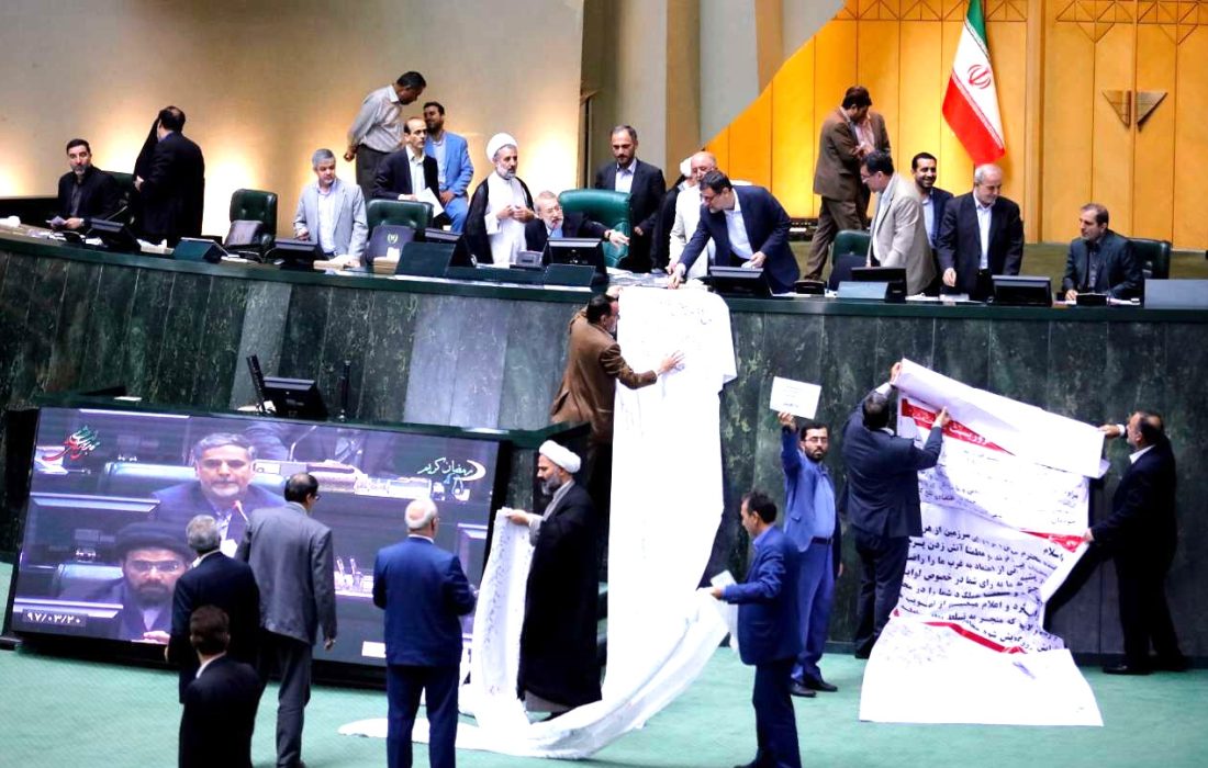 هدف تندروها، کشیدن پای کشور به جنگ و درگیری است
