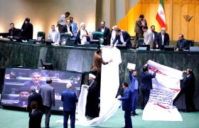 هدف تندروها، کشیدن پای کشور به جنگ و درگیری است