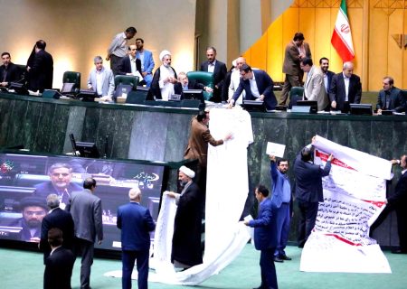 هدف تندروها، کشیدن پای کشور به جنگ و درگیری است