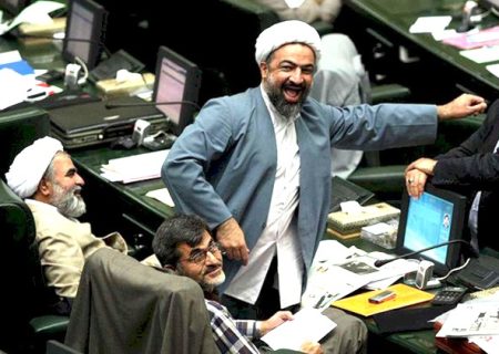 تندروها هم‌چنان بر طبل جنگ می‌کوبند!