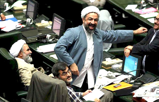 تندروها هم‌چنان بر طبل جنگ می‌کوبند!