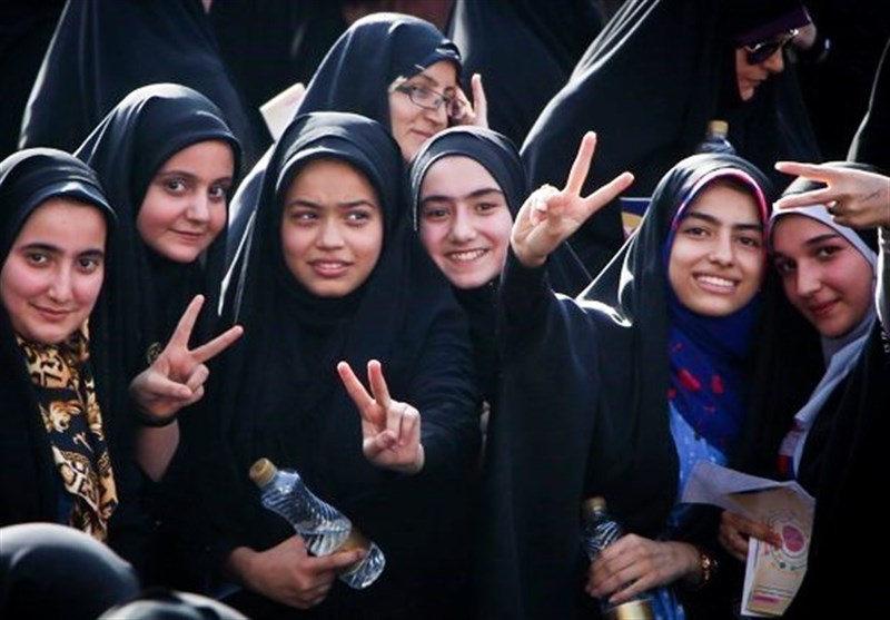 دختران در حفظ شور و نشاط اجتماعی نقشآفرین هستند